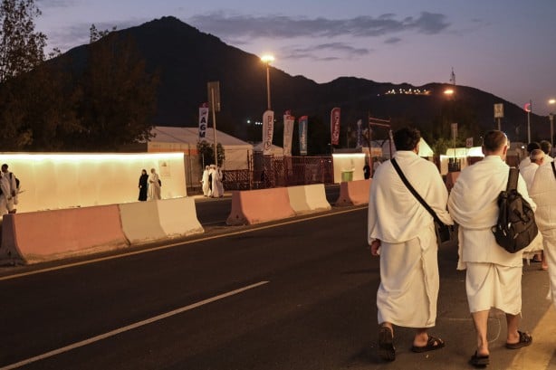 Foto - Türk hacı adaylarının Arafat'a intikali başladı