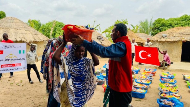 Foto - Türk hayırseverlerin eli Nijerya'da...