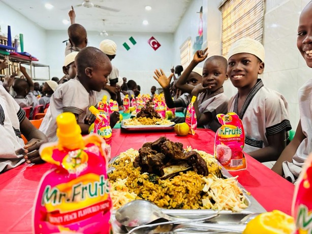 Foto - Türk hayırseverlerin eli Nijerya'da...