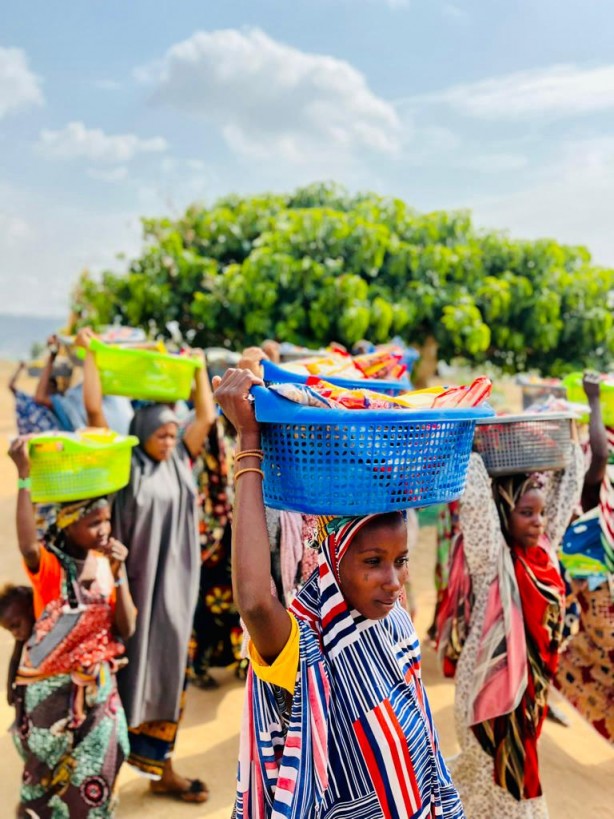Foto - Türk hayırseverlerin eli Nijerya'da...