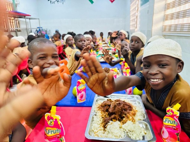Foto - Türk hayırseverlerin eli Nijerya'da...