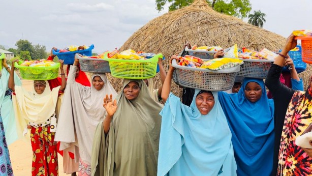 Foto - Türk hayırseverlerin eli Nijerya'da...
