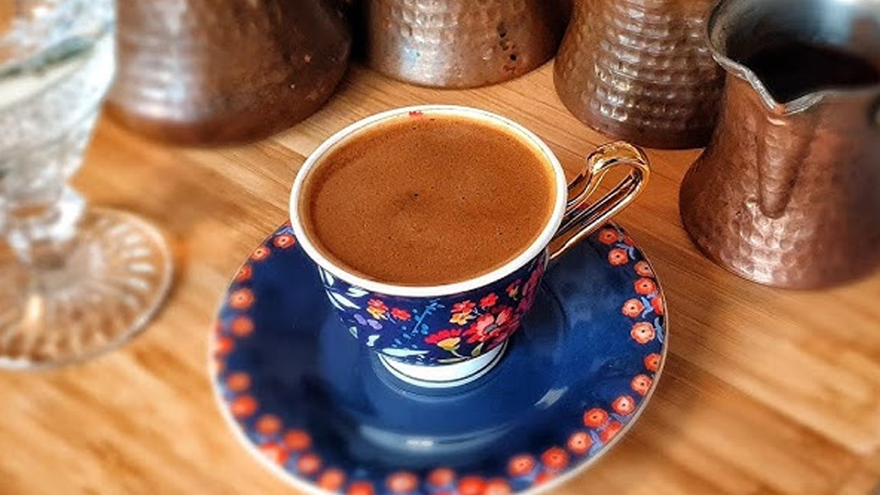 Türk Kahvesi nasıl köpürtülür? Tam kahve tiryakilerine göre! Yapımına çok şaşıracaksınız yöntemi çok şaşırtıyor! 