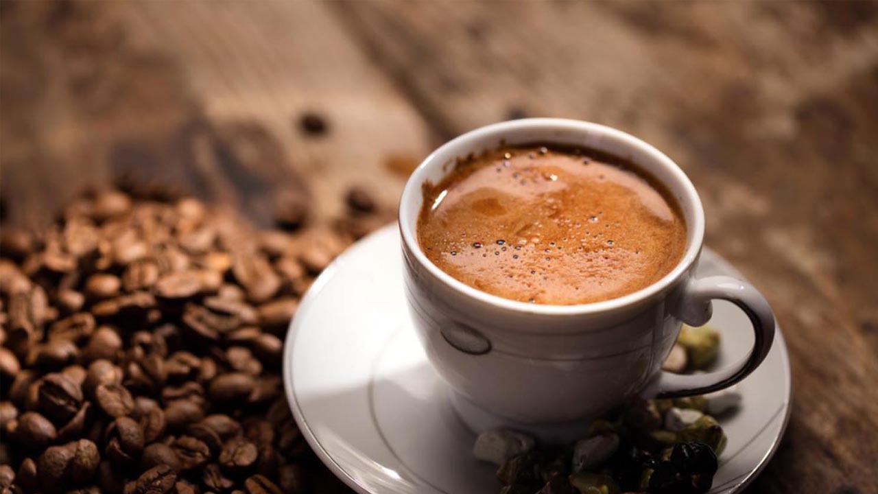Türk kahvesi tiryakilerine müjde! Kahvenize bir kaşık attığınız zaman bir daha bayatlamayacak