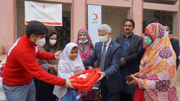 Türk Kızılaydan Arakanlı göçmenlere yardım