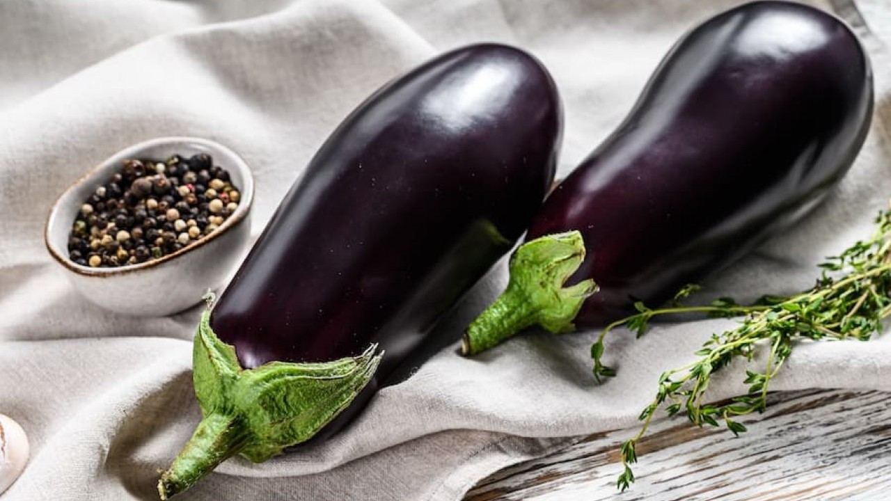 Türk mutfağında en çok kullanılan sebzelerden biri! Patlıcanın acısını alan doğal yöntem belli oldu