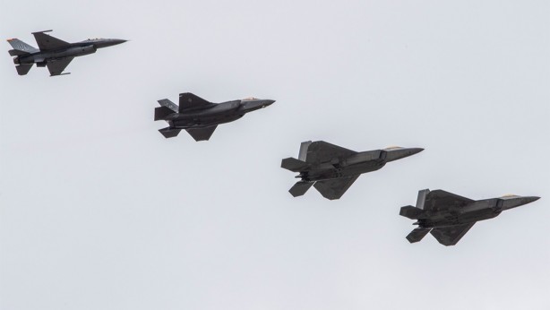 Foto - Türk orgeneral o ülkeyi ziyaretteyken ilginç olay! F-22 ve F-35'ler peş peşe bölgeye doğru havalandı