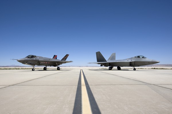 Foto - Türk orgeneral o ülkeyi ziyaretteyken ilginç olay! F-22 ve F-35'ler peş peşe bölgeye doğru havalandı