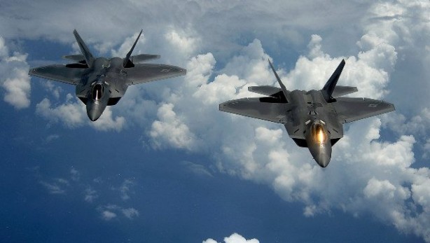 Türk orgeneral o ülkeyi ziyaretteyken ilginç olay! F-22 ve F-35'ler peş peşe bölgeye doğru havalandı
