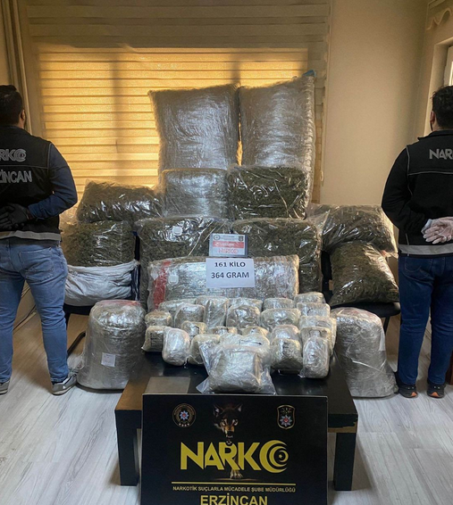 Foto - Türk polisi, Türkiye'yi zehir tacirlerinden koruyor! Darbe vuruldu: Türkiye'ye İran'dan gelen araç durduruldu