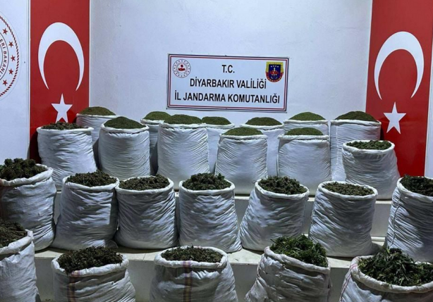Foto - Türk polisi, Türkiye'yi zehir tacirlerinden koruyor! Darbe vuruldu: Türkiye'ye İran'dan gelen araç durduruldu