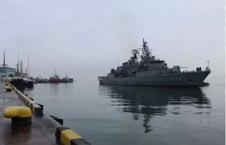 Foto - Türk savaş gemileri bölgedeki bir gemiyi takibe aldı! Gözler o saate çevrildi, her şey olabilir