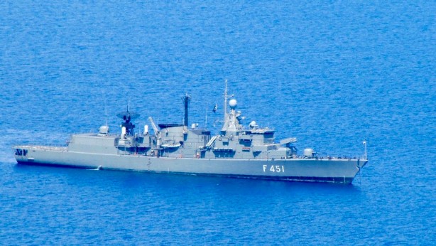 Foto - Türk savaş gemileri bölgedeki bir gemiyi takibe aldı! Gözler o saate çevrildi, her şey olabilir