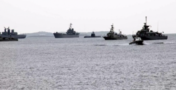 Türk savaş gemileri bölgedeki bir gemiyi takibe aldı! Gözler o saate çevrildi, her şey olabilir