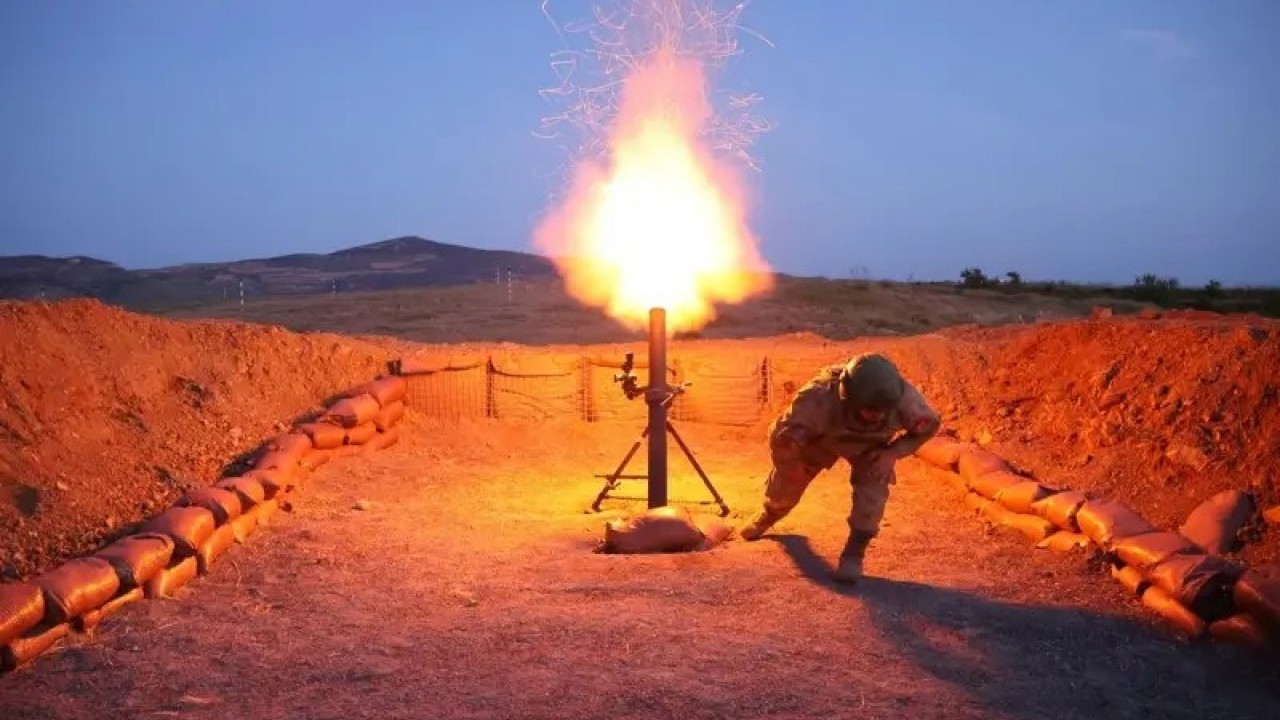 Tanklar yürüdü, helikopterler indirme yaptı, füzeler ateşlendi: Avrupa ülkesi neye uğradığını şaşırdı