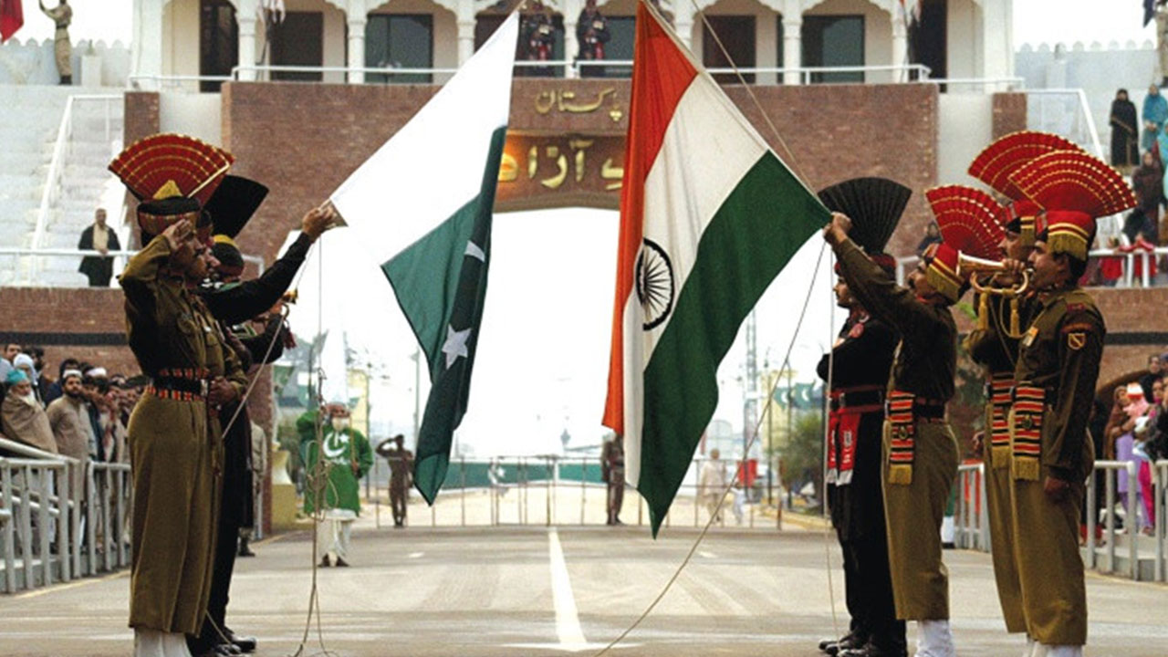 Foto - Türk savaş gemisindeki o silah, Fransız gemisini kör etti: Rotayı şaşırıp acele koduyla kaçtılar