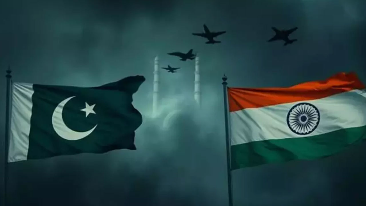 Foto - Türk savaş gemisindeki o silah, Fransız gemisini kör etti: Rotayı şaşırıp acele koduyla kaçtılar