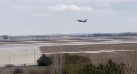 Foto - Türk savaş uçakları peş peşe havalanıp Kıbrıs'ın güneyine indi