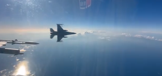 Foto - Türk savaş uçakları peş peşe havalanıp Kıbrıs'ın güneyine indi