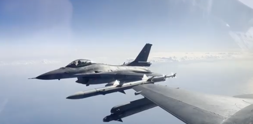 Türk savaş uçakları peş peşe havalanıp Kıbrıs'ın güneyine indi