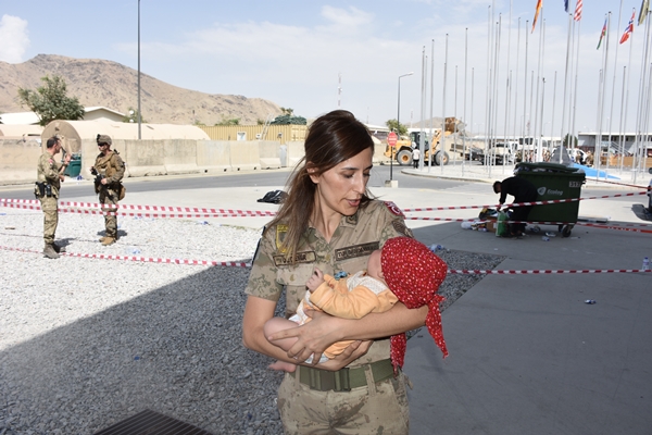 Foto - Türk varsa umut da vardır! Hadiya bebeğe Mehmetçik sahip çıktı