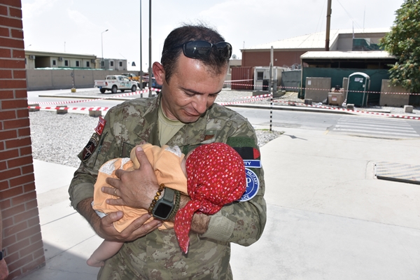 Foto - Türk varsa umut da vardır! Hadiya bebeğe Mehmetçik sahip çıktı
