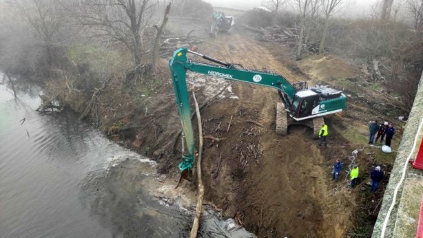 Foto - Türk ve Yunan ekipleri, sınır kapıları arasındaki köprünün ayaklarını temizledi