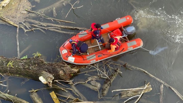 Türk ve Yunan ekipleri, sınır kapıları arasındaki köprünün ayaklarını temizledi
