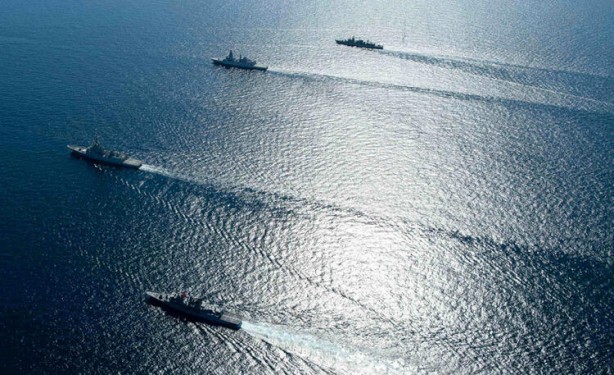 Foto - Türk ve Yunan savaş gemileri aynı karede! Hareketli anlar