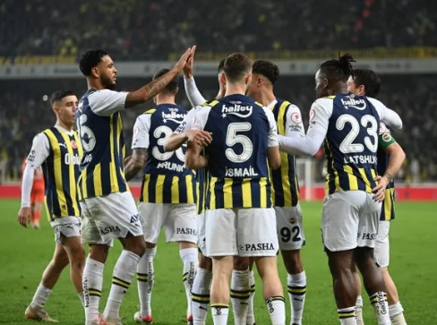 Foto - Türk yıldızını satın almak istiyorlar! Apar topar geri çağrılacak mı? Fenerbahçeliler bu sefer dizlerini dövecek…