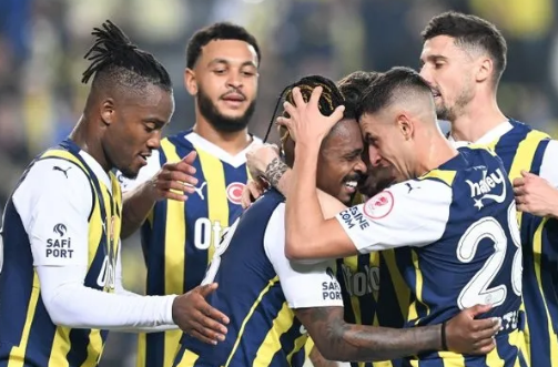 Foto - Türk yıldızını satın almak istiyorlar! Apar topar geri çağrılacak mı? Fenerbahçeliler bu sefer dizlerini dövecek…