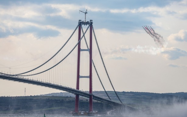 Foto - Türk Yıldızları nefes kesti! 1915 Çanakkale Köprüsü’nde muhteşem gösteri