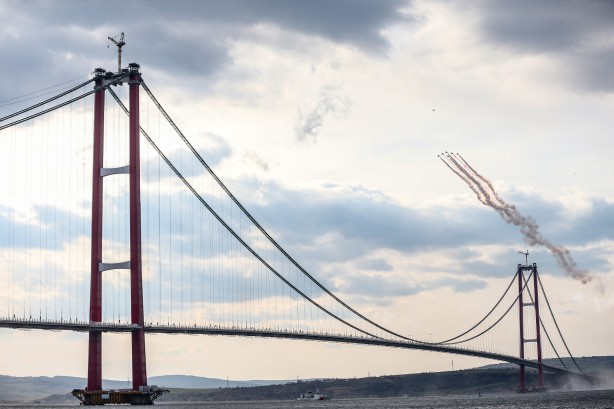 Foto - Türk Yıldızları nefes kesti! 1915 Çanakkale Köprüsü’nde muhteşem gösteri