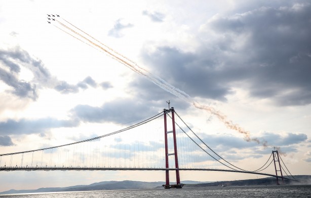 Foto - Türk Yıldızları nefes kesti! 1915 Çanakkale Köprüsü’nde muhteşem gösteri