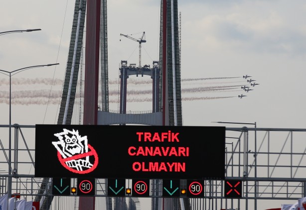 Foto - Türk Yıldızları nefes kesti! 1915 Çanakkale Köprüsü’nde muhteşem gösteri