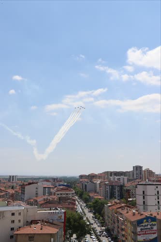 "Türk Yıldızları" Niğde semalarında nefes kesti