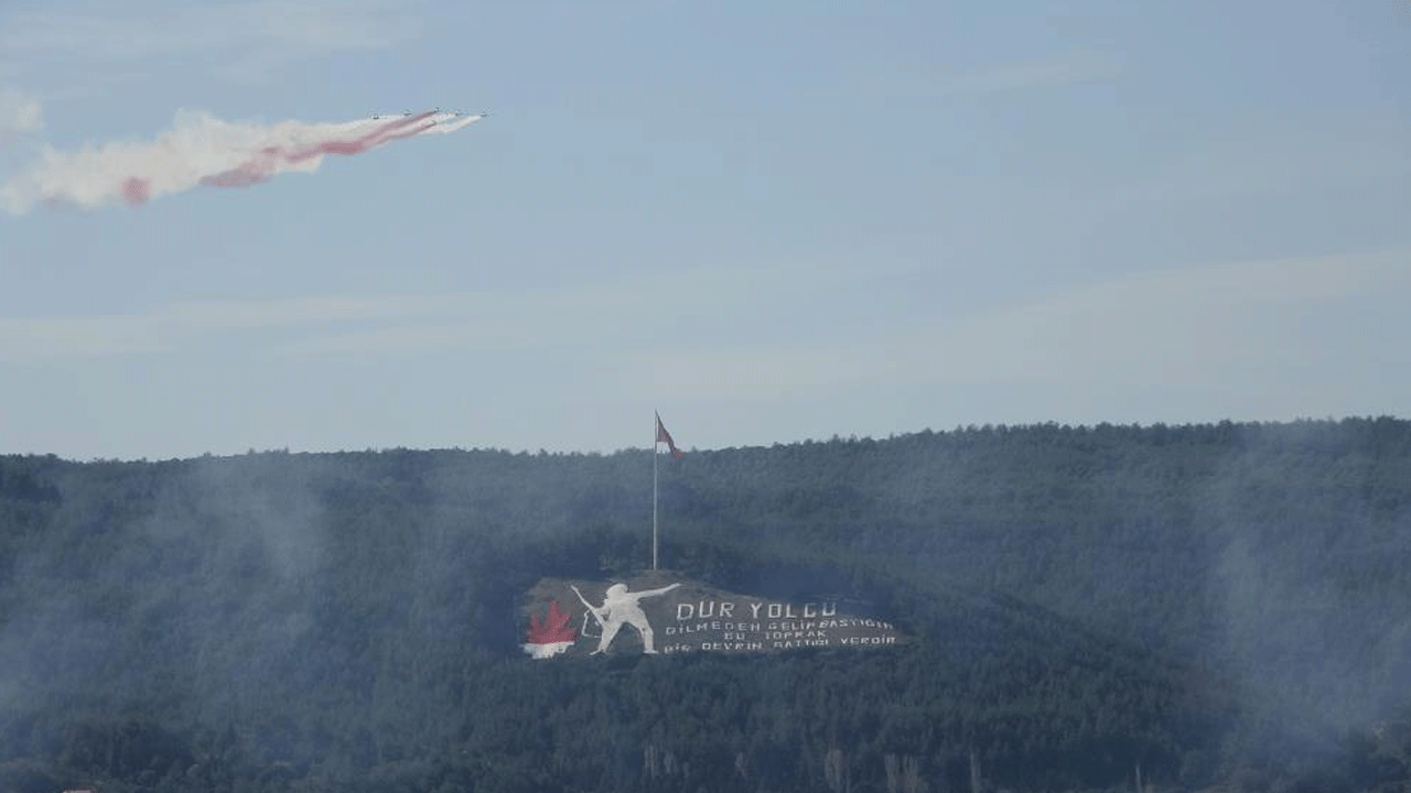 Türk Yıldızları şehitler diyarı Çanakkale'de! Nefes kesen görüntüler