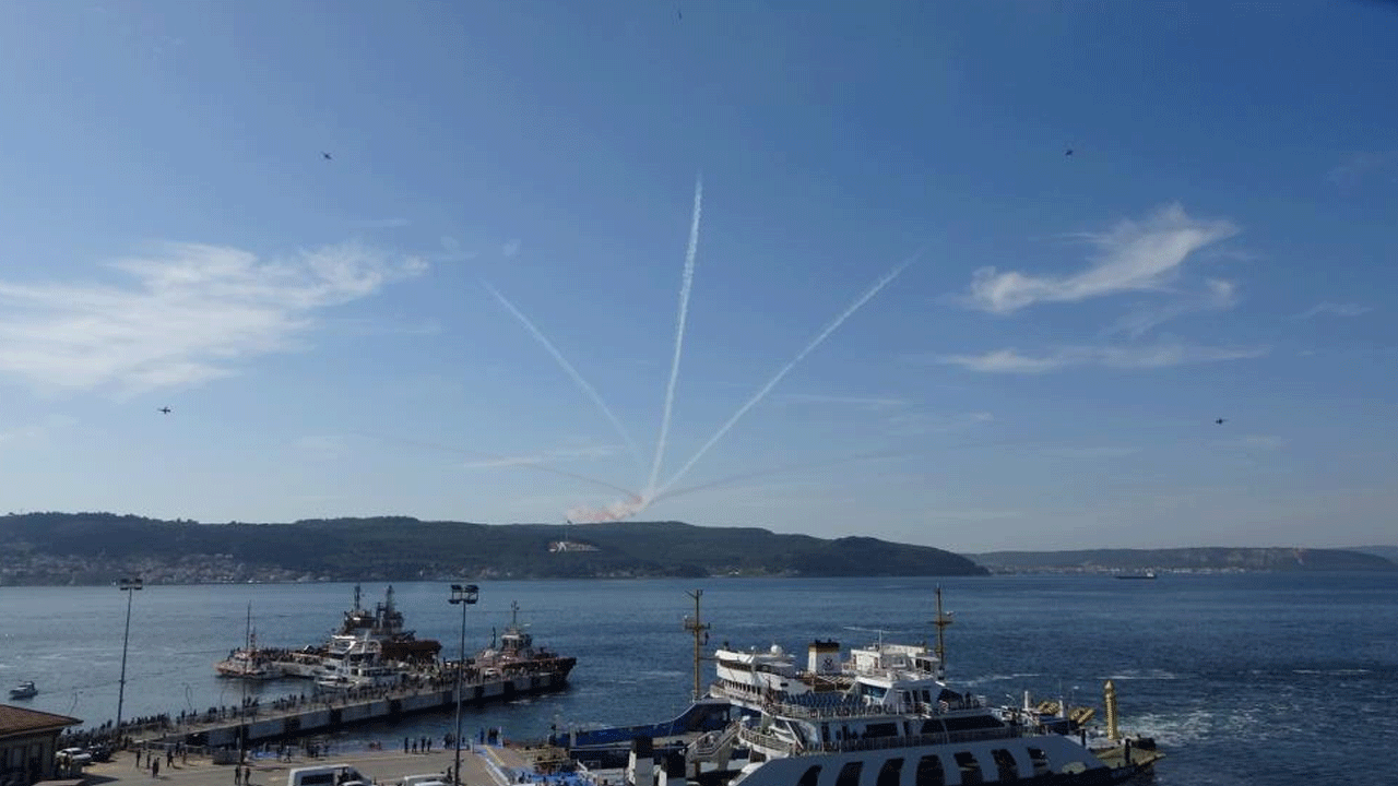 Foto - Türk Yıldızları şehitler diyarı Çanakkale'de! Nefes kesen görüntüler