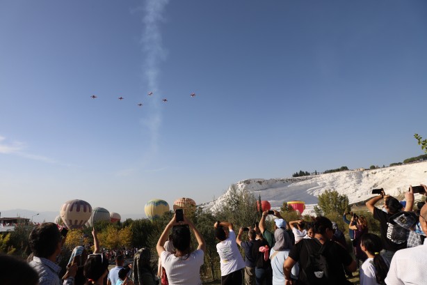 Foto - Türk Yıldızları’ndan Pamukkale'de gösteri uçuşu