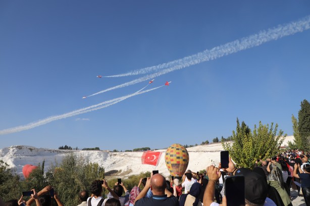 Foto - Türk Yıldızları’ndan Pamukkale'de gösteri uçuşu
