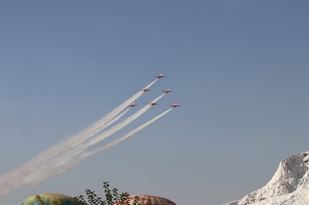 Foto - Türk Yıldızları’ndan Pamukkale'de gösteri uçuşu