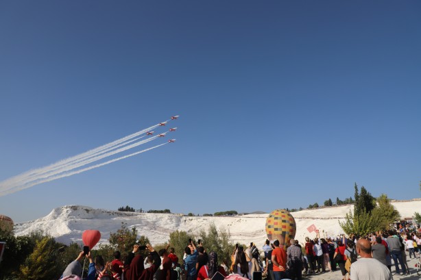 Foto - Türk Yıldızları’ndan Pamukkale'de gösteri uçuşu