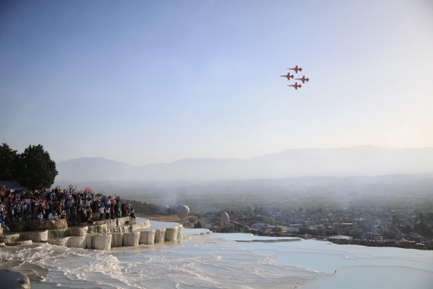 Foto - Türk Yıldızları’ndan Pamukkale'de gösteri uçuşu