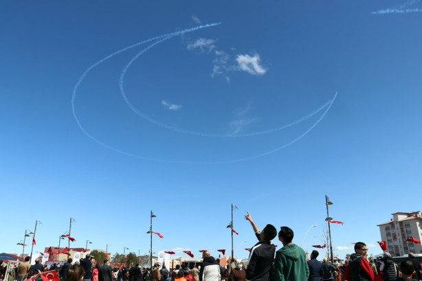 Türk Yıldızları'nın "ay yıldızlı" gösterisi nefes kesti