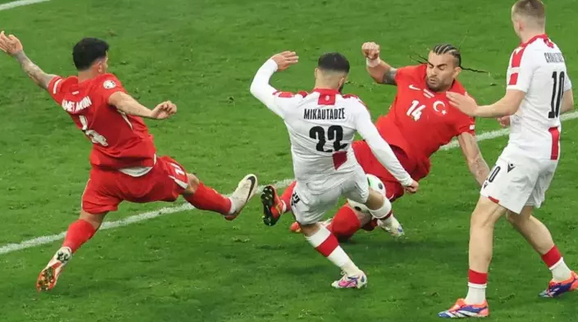 Foto - Türkiye-Avusturya maçı öncesi: Mike Tyson da rengini belli etti! Avusturya'yı yenersek eldivenlerini A Milli Takıma hediye edecek…