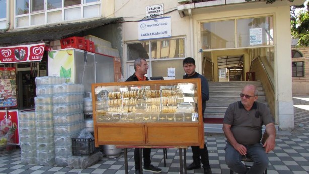Foto - Türkiye bu kuyumcuyu konuşuyor! Simit satar gibi altın satıyor