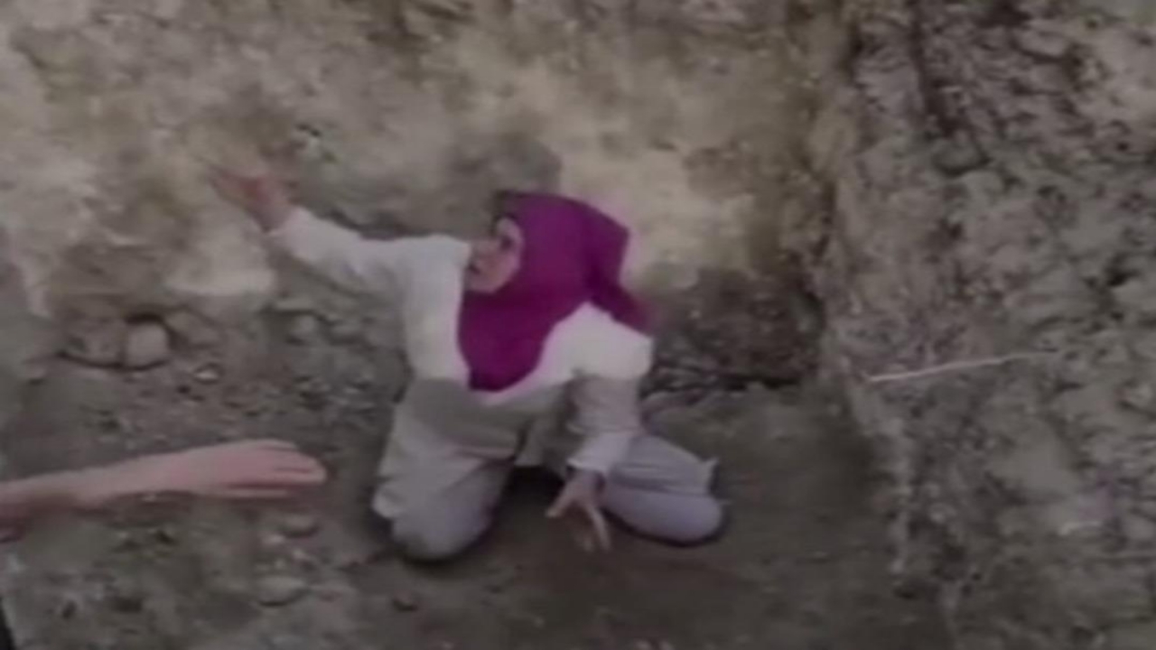 Foto - Türkiye bu skandal görüntüleri konuşuyor! İtperestler çıldırdı, beddualar havada uçuştu! Ölü köpekleri toprak altından böyle çıkarmaya çalıştılar