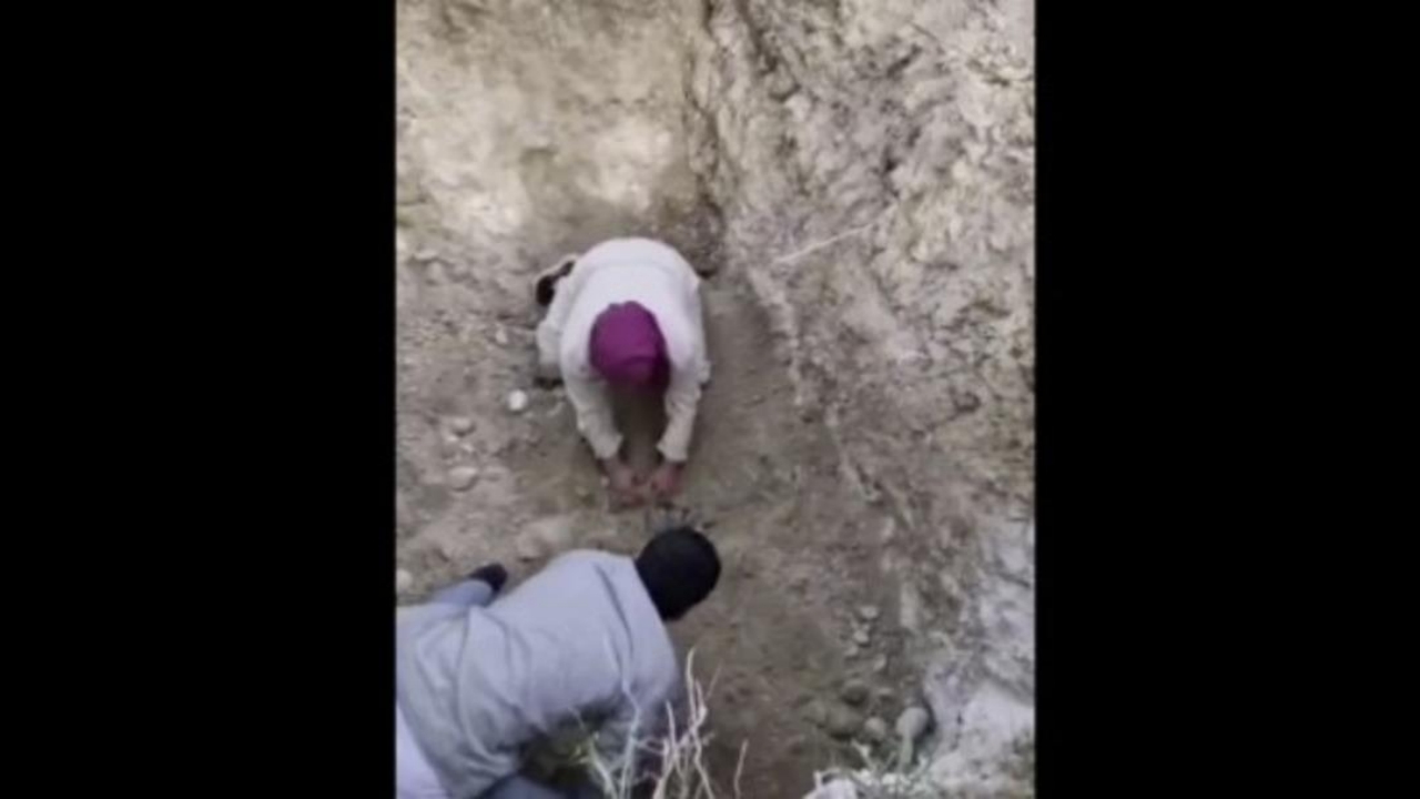 Foto - Türkiye bu skandal görüntüleri konuşuyor! İtperestler çıldırdı, beddualar havada uçuştu! Ölü köpekleri toprak altından böyle çıkarmaya çalıştılar