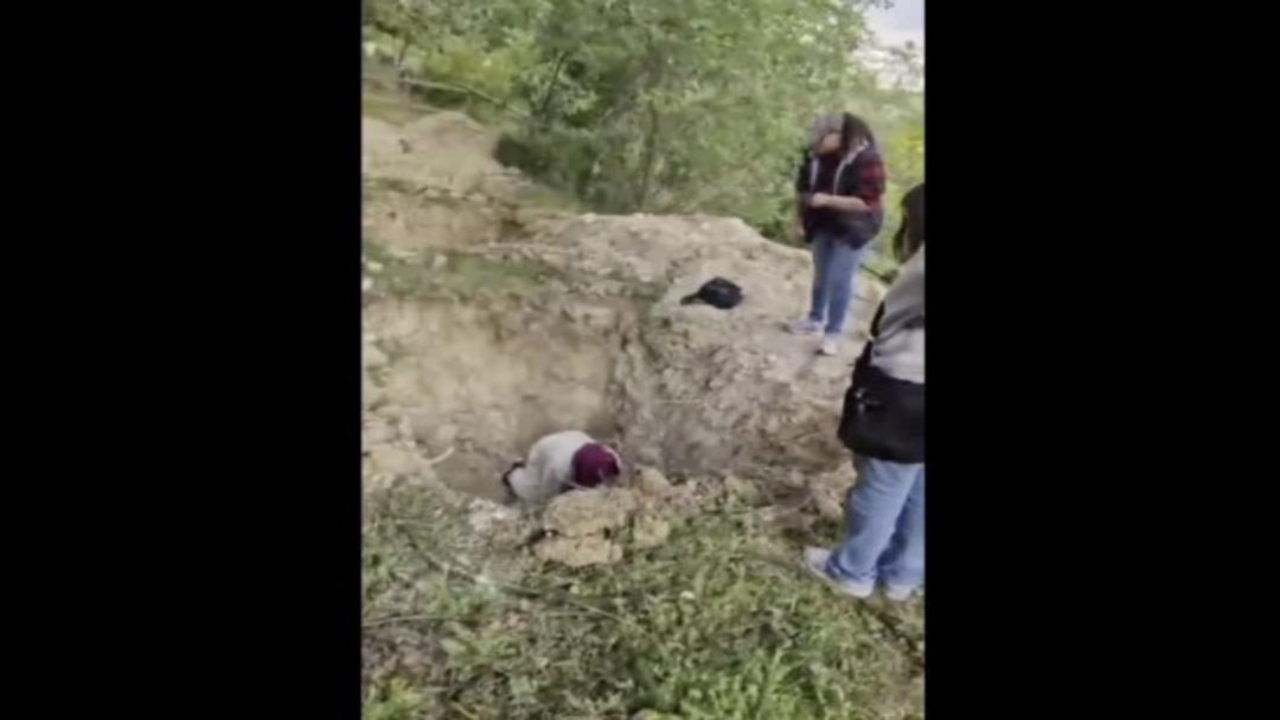 Foto - Türkiye bu skandal görüntüleri konuşuyor! İtperestler çıldırdı, beddualar havada uçuştu! Ölü köpekleri toprak altından böyle çıkarmaya çalıştılar