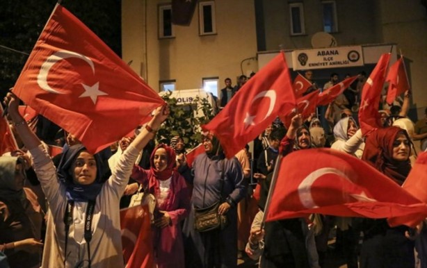 Foto - Türkiye darbeye karşı durdu!